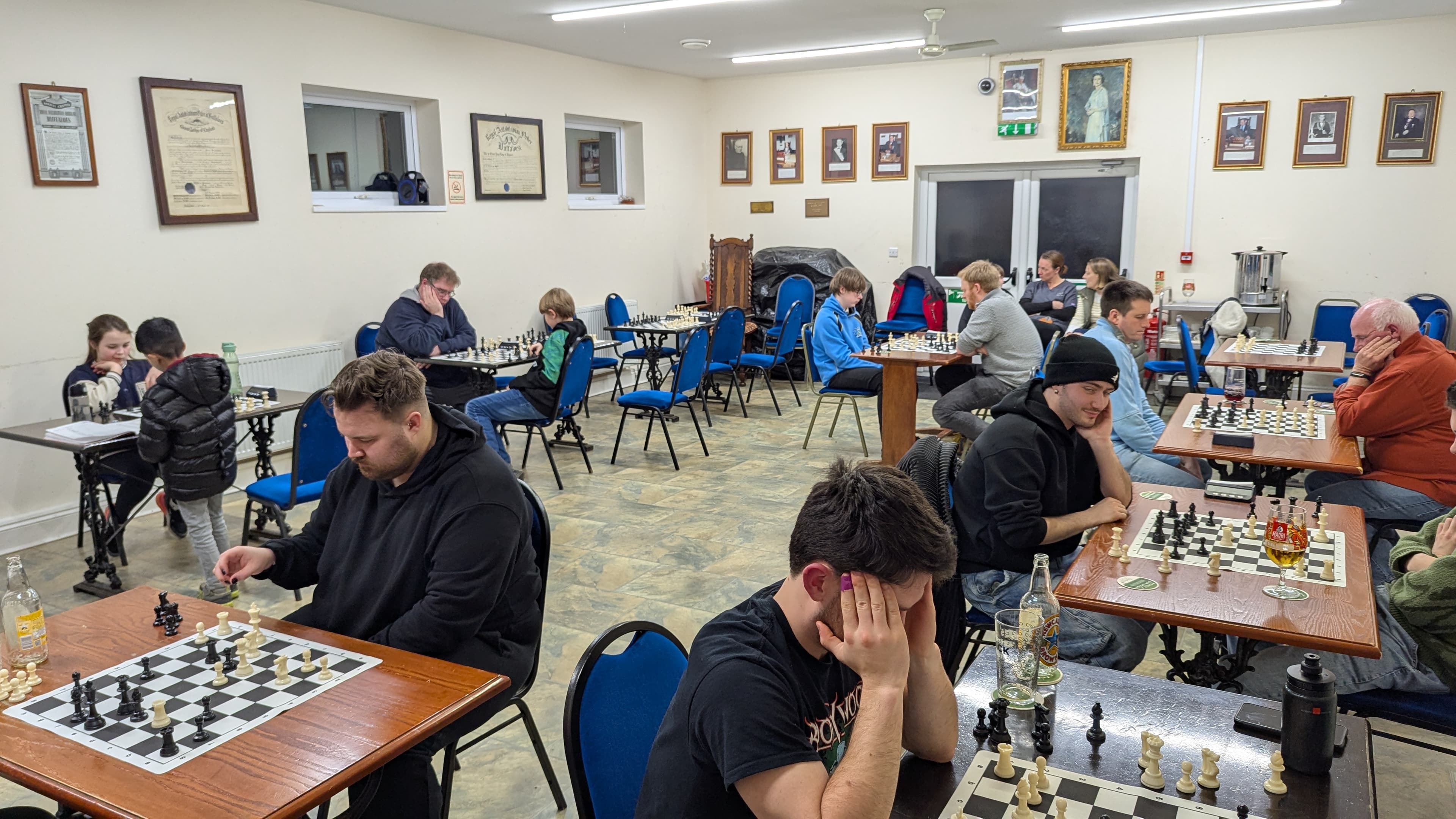 The Oak packed out on a Monday night with chess players everywhere